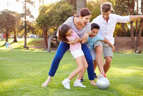 É importante as brincadeiras em família para ensinar uma criança a perder