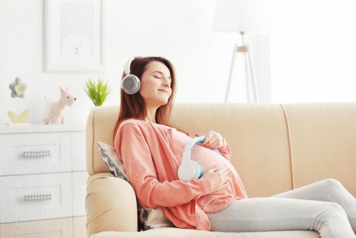 Mãe colocando música para fazer o bebê rir