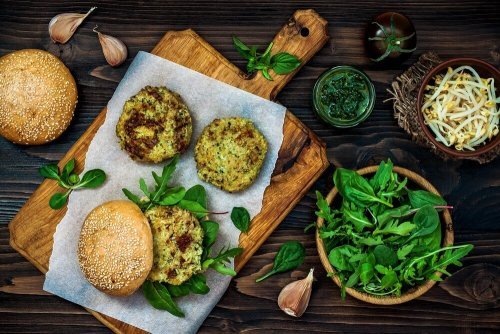 Hambúrgueres veganos com verdura