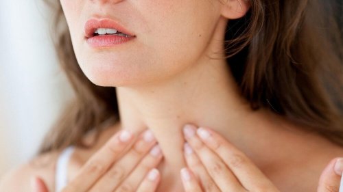 Mulher detecando hipotireoidismo através da tireoide