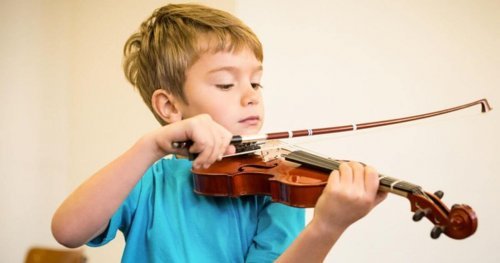 Criança tocando um instrumento musical