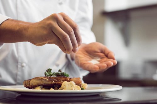 Dieta para aliviar a enxaqueca não inclui sal