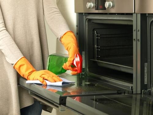 Faça um limpador de forno com produtos naturais