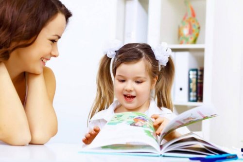 Mãe e filha no canto de leitura
