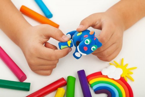 Brincar com massa de modelar para as crianças: aumenta a capacidade de concentração
