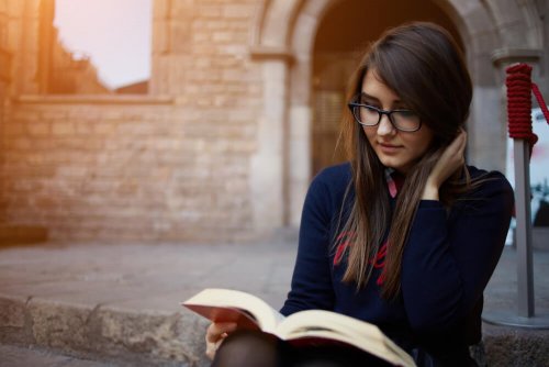 Moça usufruindo dos benefícios da leitura