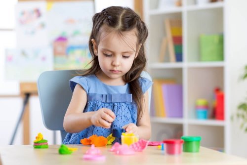 Como escolher brinquedos de acordo com a idade: brinquedo para manualidades