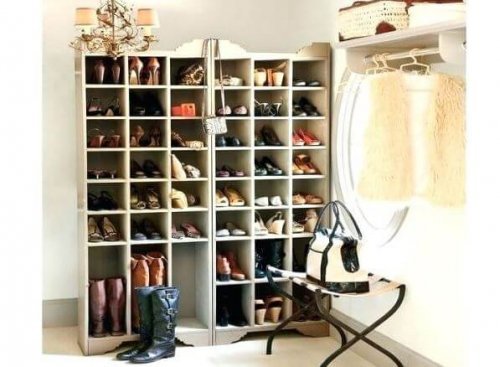Sapatos em sapateiras