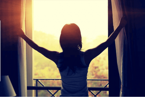 Decore o quarto de hóspedes para que entre luz natural