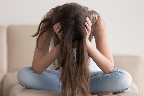 Mulher angustiada com coração partido