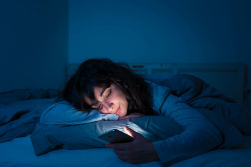 Evite usar o celular antes de dormir