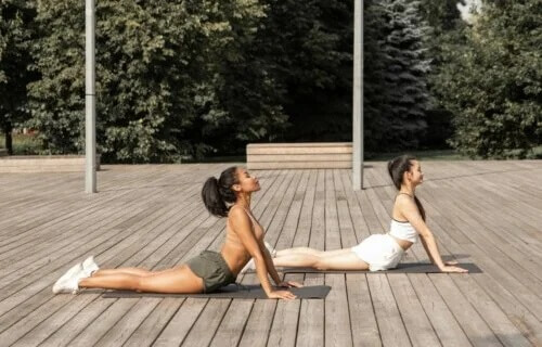 Posturas de yoga: a cobra e seus benefícios