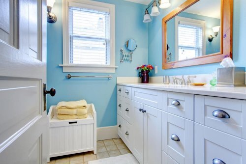 Decorações de banheiro com móveis brancos