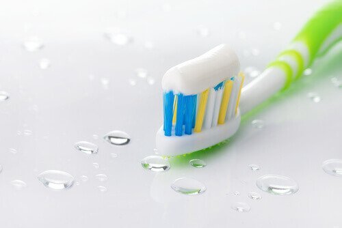 Pasta de dentes para limpar mesa de vidro