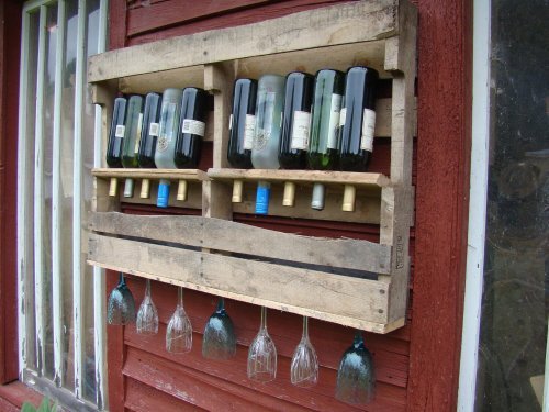 Porta-garrafas com tábuas de madeira