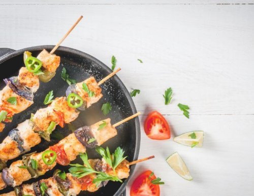 Espetinhos de frango com verdura