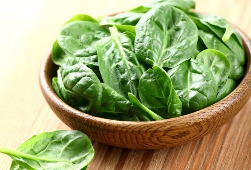 Ingredientes para salada de espinafre e tofu
