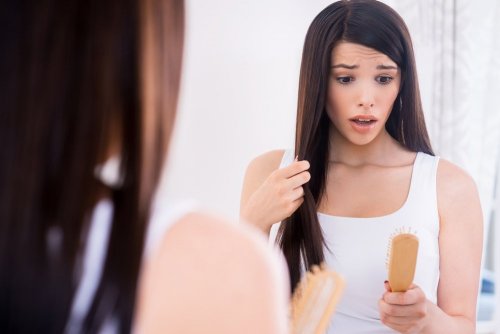 Mulher surpresa pela queda do seu cabelo