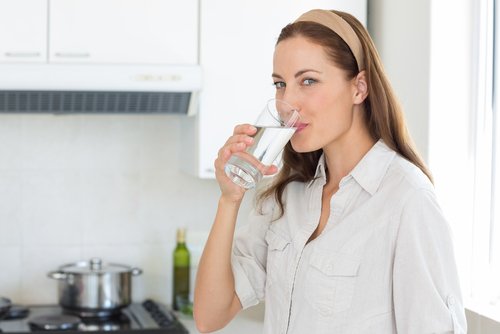 Beber muita água ajuda a aliviar a prisão de ventre