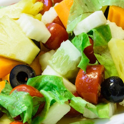 Salada com frutas e verduras para intolerantes ao glúten
