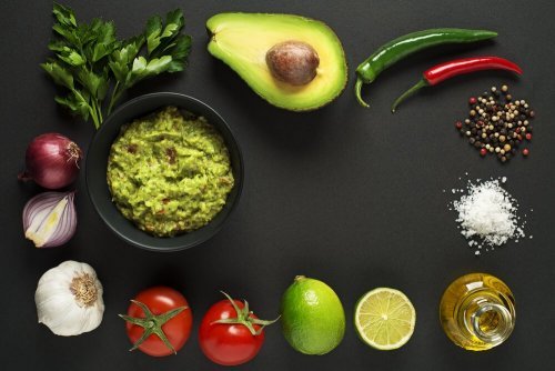 Ingredientes da salada de arroz e guacamole