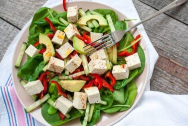 Salada de espinafre e tofu para veganos