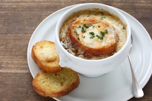 Sopa de cebola e alho