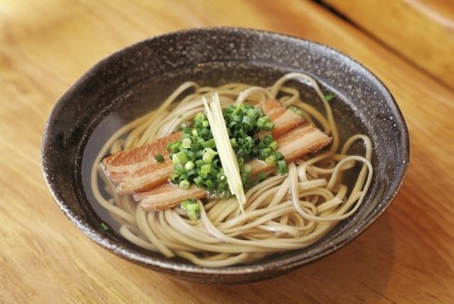 Sopa de macarrão noodles com toicinho