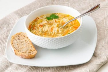 Como preparar uma sopa de macarrão noodles facilmente