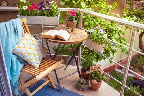 Terraço urbano com flores