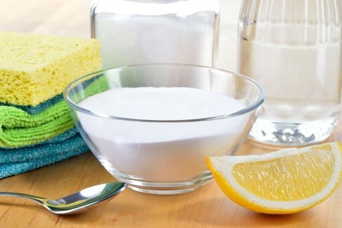 Preparação para remover resíduos de sabão do banheiro