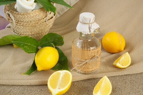 Soluções naturais para remover a gordura das janelas da cozinha: desengordurante com vinagre e limão