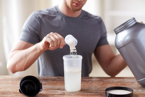 Homem preparando suplementos