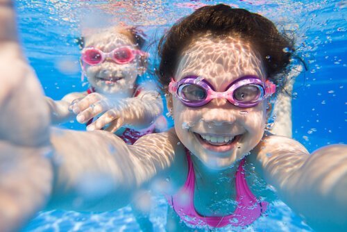 Dicas para ter seus filhos em segurança na piscina: nunca descuidar
