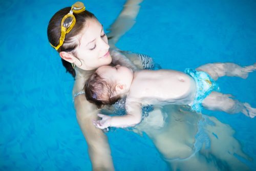 Aprenda a nadar com deus filhos na piscina