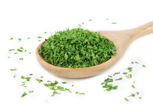 Truques para evitar o mau hálito nas crianças: Mastigar salsa