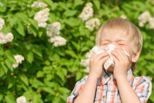 Menino com alergia infantil espirrando