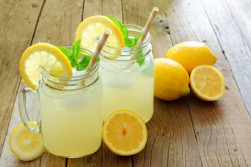 Tratamentos de origem natural para aliviar a dor renal: Suco de limão