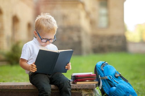 Deveres: criança estudando