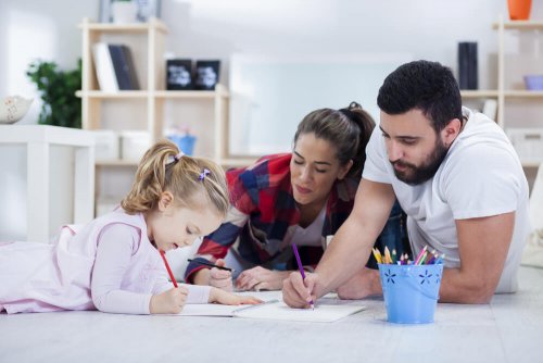 Pais ajudando a sua filha a fazer os deveres
