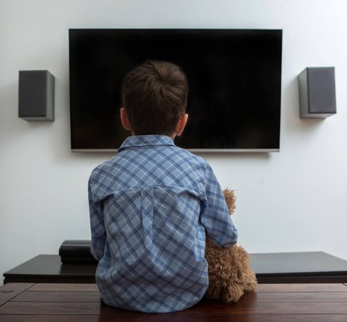 Menino que não consegue assistir TV