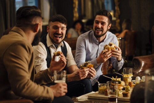 Homens felizes com seu sucesso pessoal