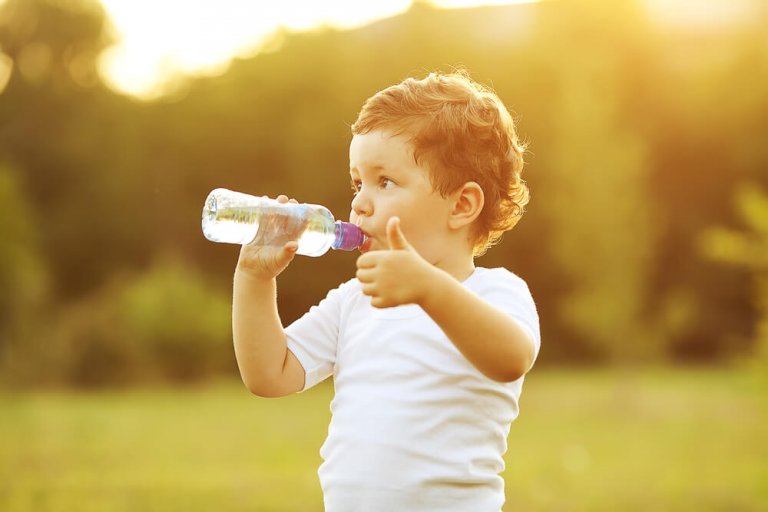 Quando um bebê deve começar a beber água?