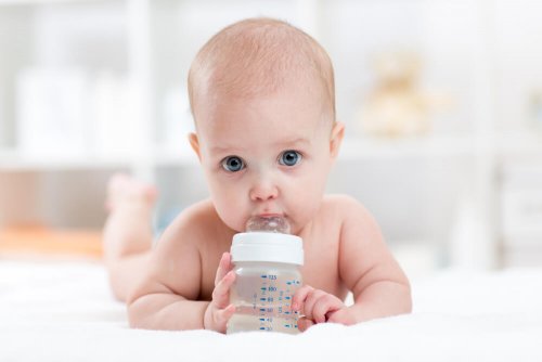 Bebê começando a beber água
