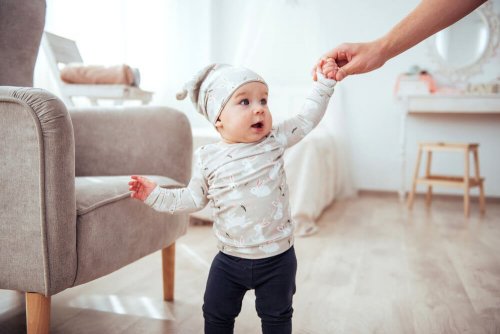 Pia ajudando a filha a dar seus primeiros passos