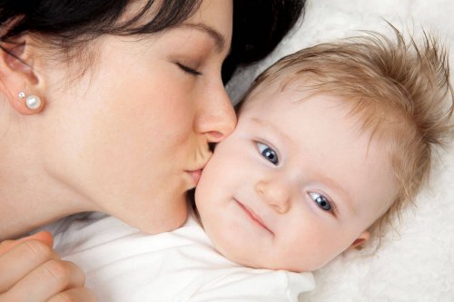 Os beijos da mãe não só expressam amor