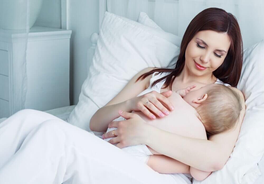 8 benefícios da amamentação para a mãe e o bebê