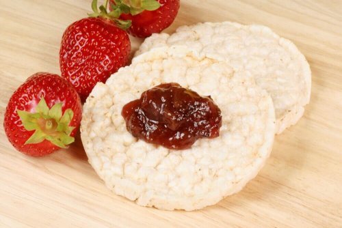 Biscoitos sem glúten de arroz e frutas