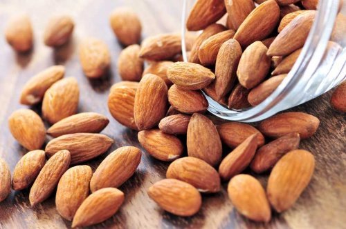 Amêndoas para preparar biscoitos de aveia, limão e amêndoas sem fermento