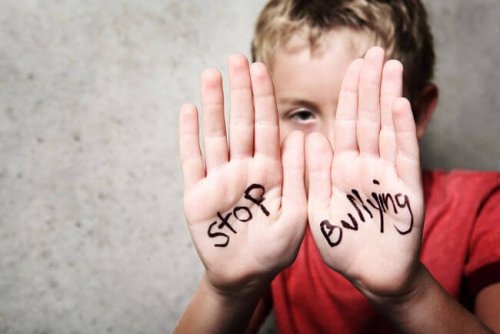 Criança pedindo para parar o bulying
